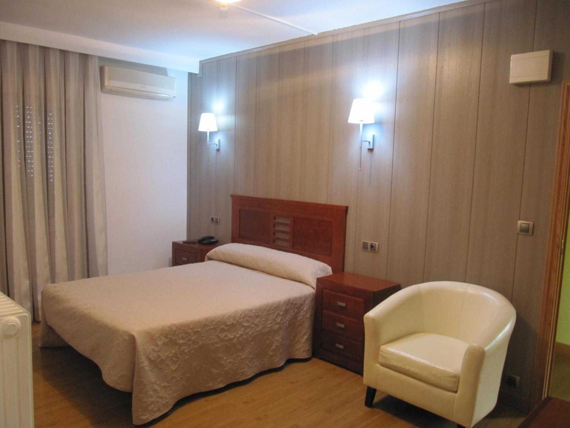 Hotel Corona De Castilla Villares de la Reina Zewnętrze zdjęcie